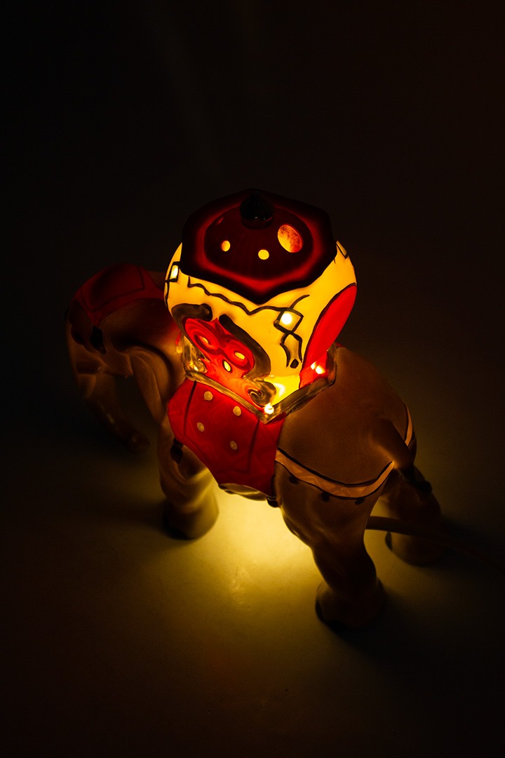 Vintage Hummel Goebel parfumlamp olifant met rode zetel (gemerkt)