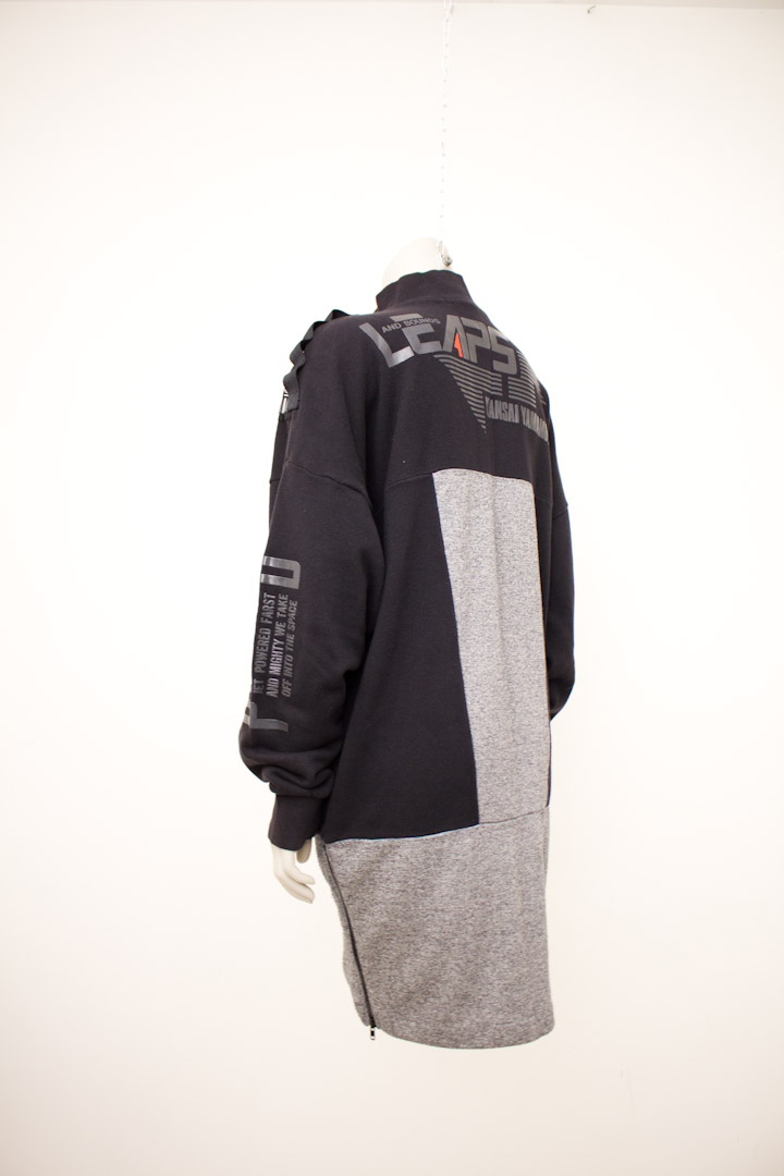 Zwart/grijze lange vintage Kansai Yamamoto O2 "Leaps and Bounds" sweater uit de jaren 80