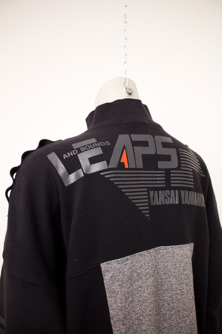 Zwart/grijze lange vintage Kansai Yamamoto O2 "Leaps and Bounds" sweater uit de jaren 80