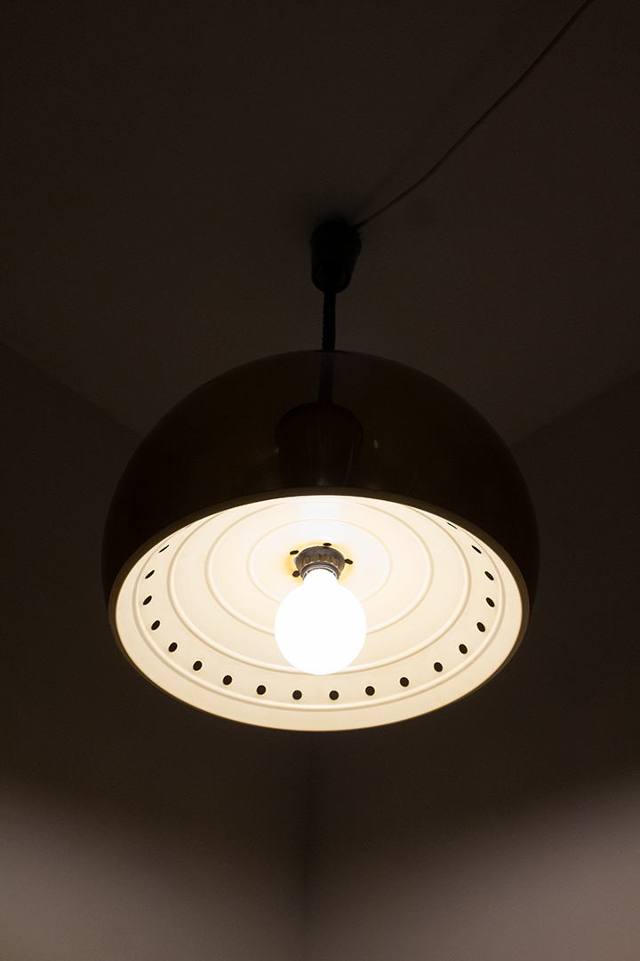 Vintage Space Age hanglamp Dijkstra met bruine kunststof bol en aluminium binnenwerk