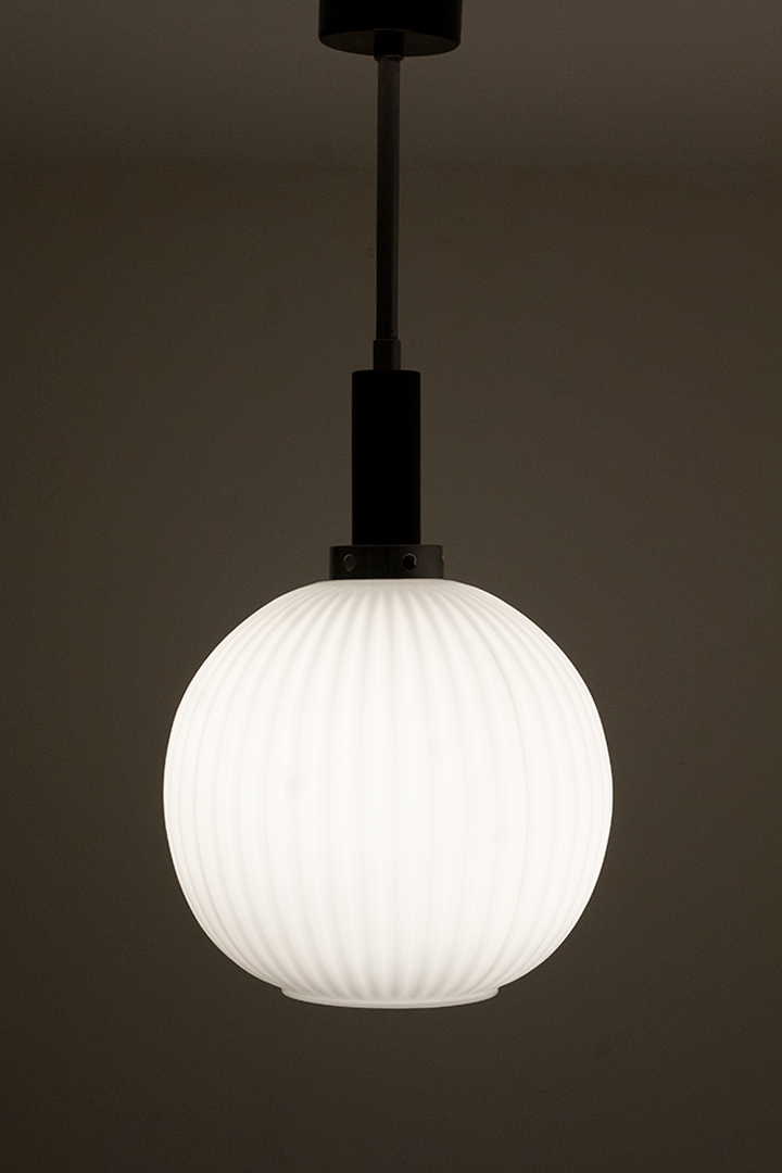 Vintage Space Age hanglamp met opaline lampenkap Massive x PJ De Jaeck