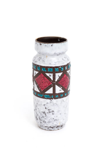 Vintage Strehla vaasje met wit fat lava glazuur en decoratief patroon