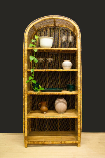 Vintage afgeronde rotan kast met schappen