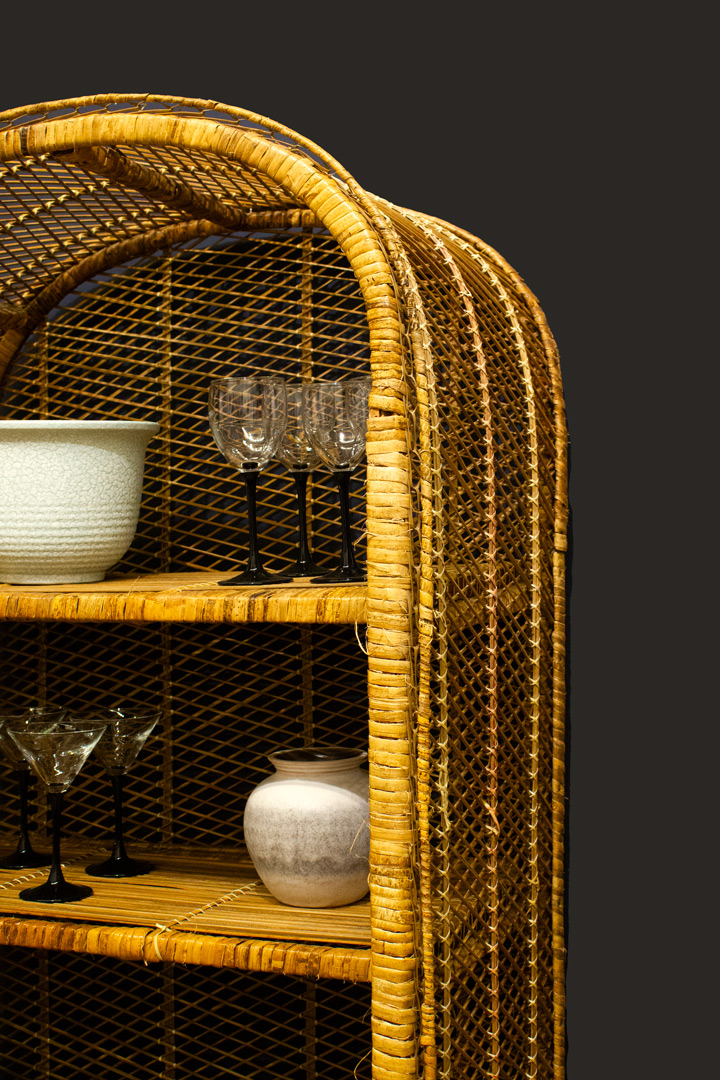 Vintage afgeronde rotan kast met schappen