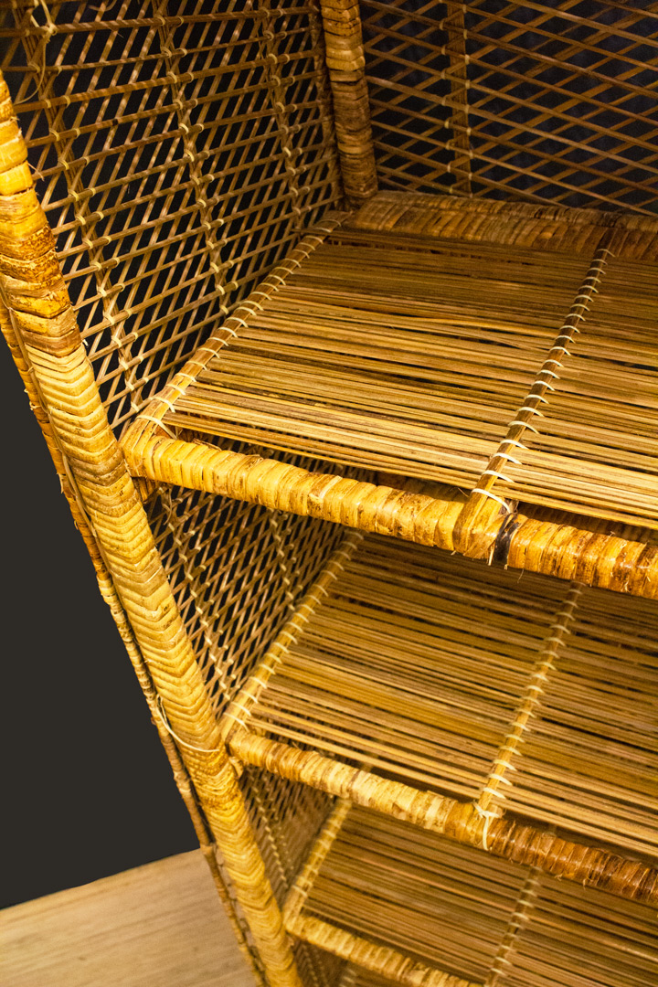 Vintage afgeronde rotan kast met schappen