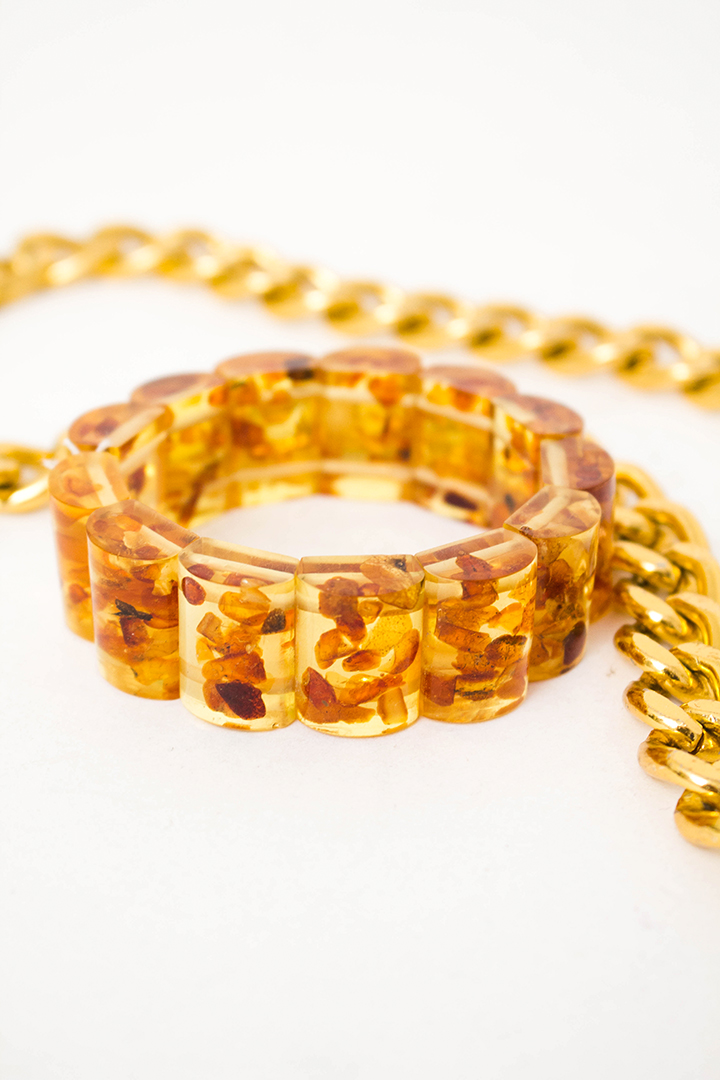 Vintage armband met rechthoekige barnsteen-look kralen