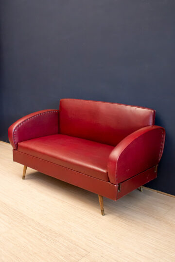 Vintage bordeauxrood bankje van skai-leer met uitneembare leuningen