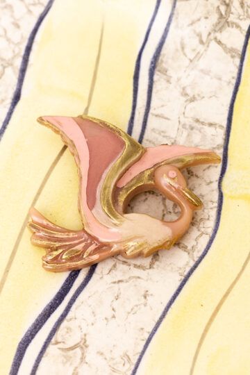 Vintage broche vogel van roze kunststof