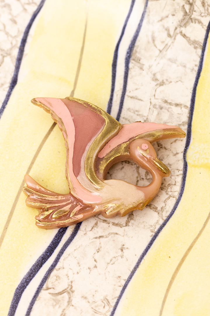 Vintage broche vogel van roze kunststof