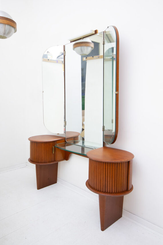 Vintage houten kaptafel met tambour deurtjes en drieluikspiegel
