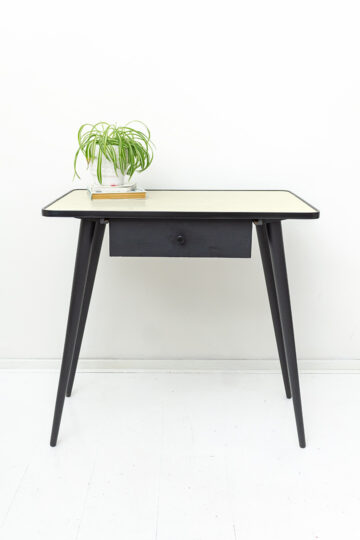 Vintage formica bureautje met crèmekleurig blad en zwarte houten poten
