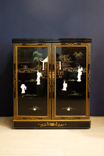 Vintage gelakt Aziatisch buffetkast / dressoir van massief hout en speksteen handbeschilderd