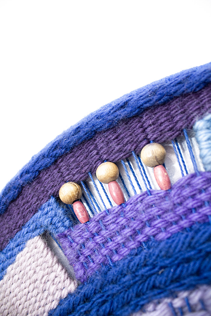 Vintage geweven wandornament blauw en paars met kralen