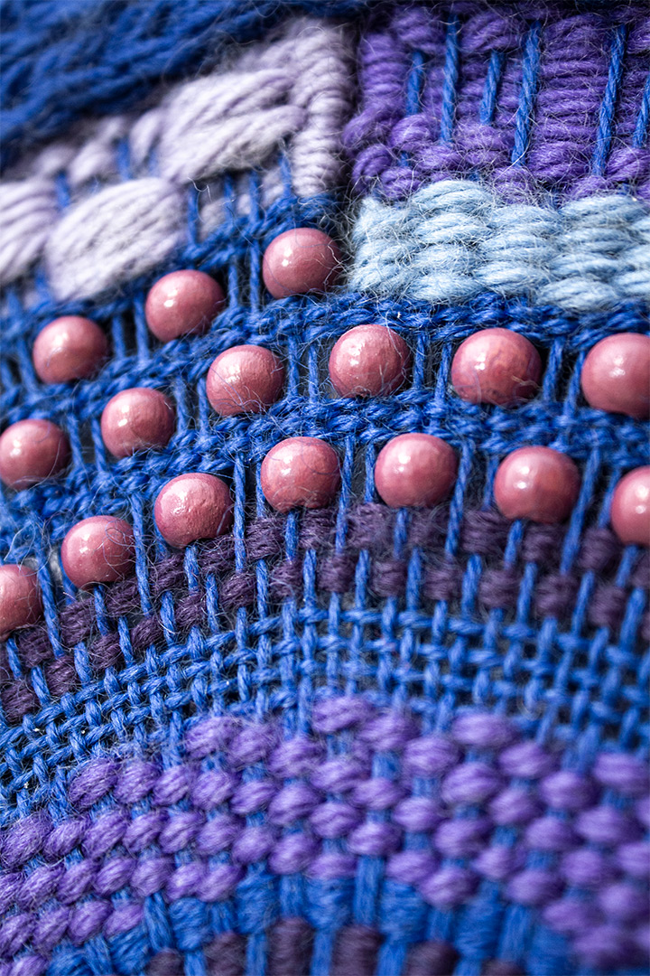 Vintage geweven wandornament blauw en paars met kralen