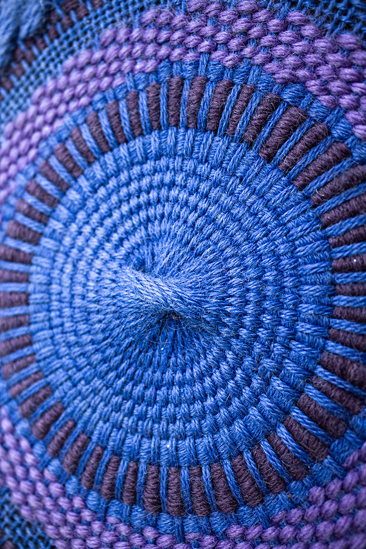 Vintage geweven wandornament blauw en paars met kralen