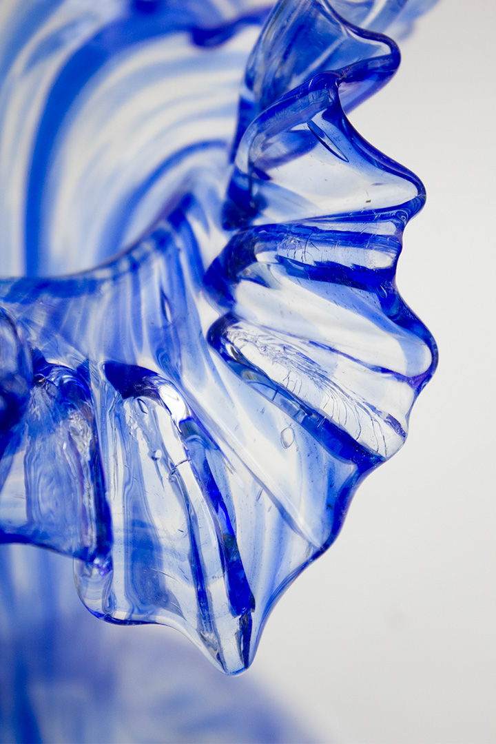 Vintage glazen korenblauw gevlekte vaas