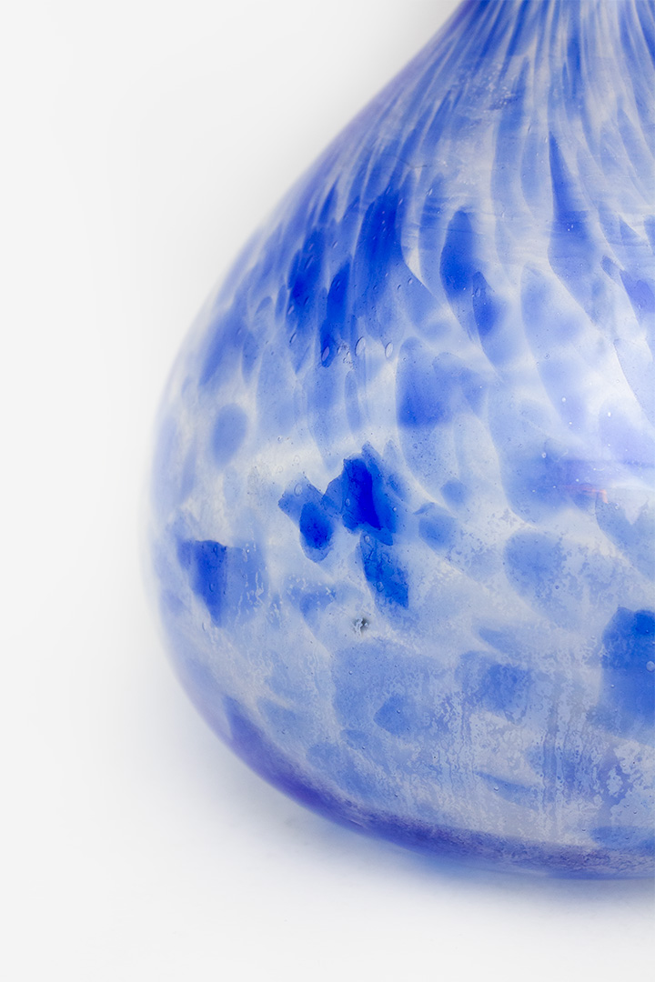 Vintage glazen korenblauw gevlekte vaas