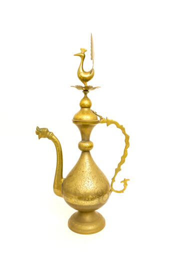 Vintage grote messing karaf met pauw op de deksel