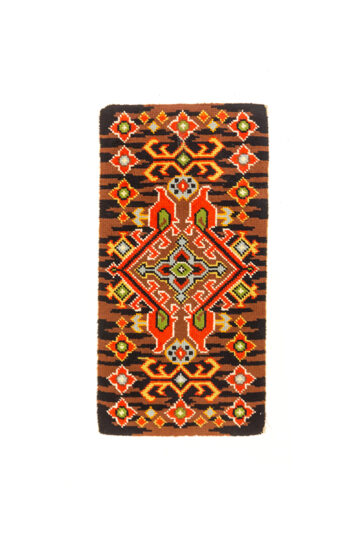 Vintage handgemaakt wandkleed of vloerkleed met gekleurde patronen