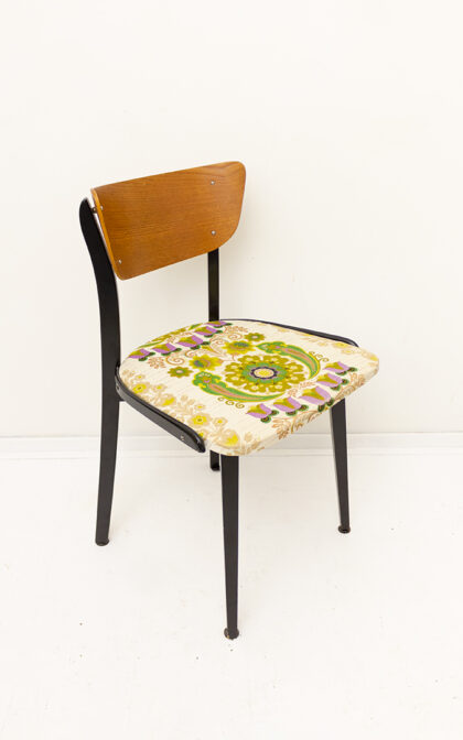 Vintage houten stoel met Scandinavisch bloemenprint