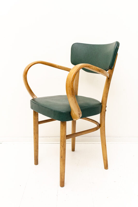 Vintage houten stoel met armleuningen en donkergroene skai-lederen bekleding