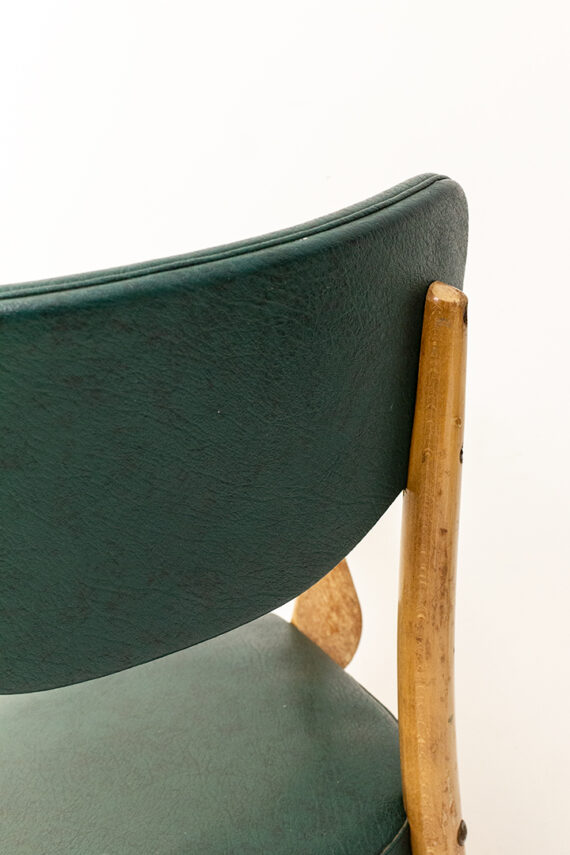 Vintage houten stoel met armleuningen en donkergroene skai-lederen bekleding