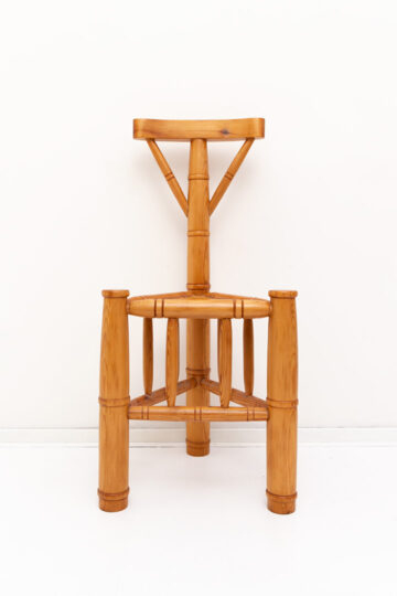 Vintage houten stoel op drie poten bamboe-look