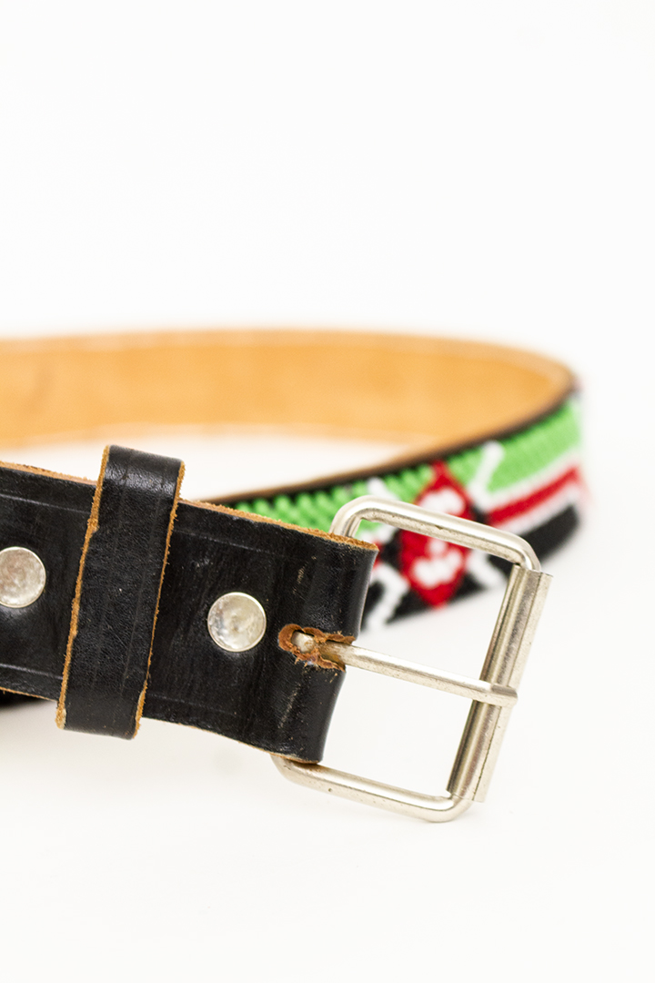 Vintage leren riem met gekleurde kraaltjes rood/groen/zwart/wit