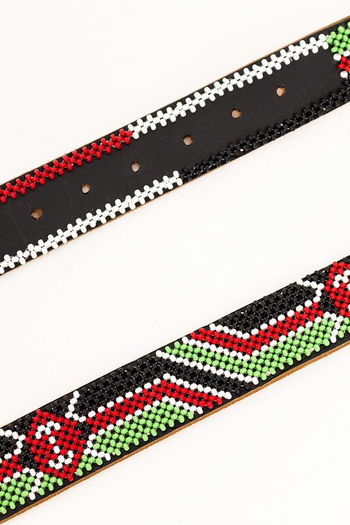 Vintage leren riem met gekleurde kraaltjes rood/groen/zwart/wit
