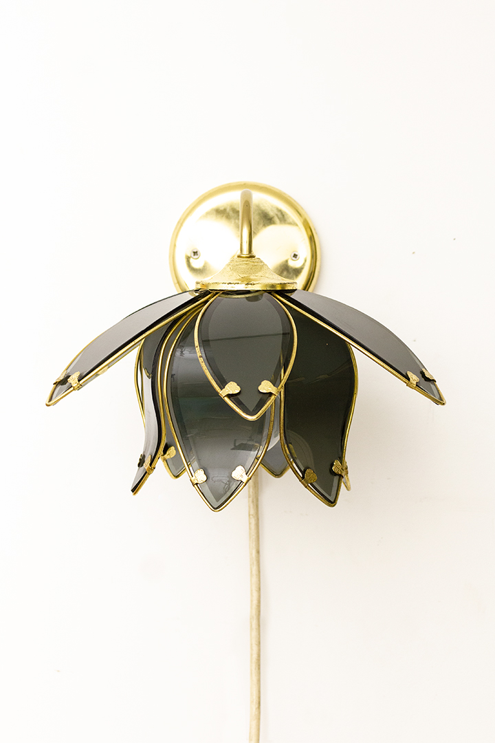 Vintage lotus wandlamp van messing met grijs glas Hollywood-Regency