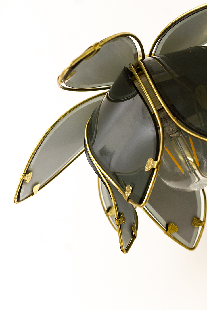 Vintage lotus wandlamp van messing met grijs glas Hollywood-Regency