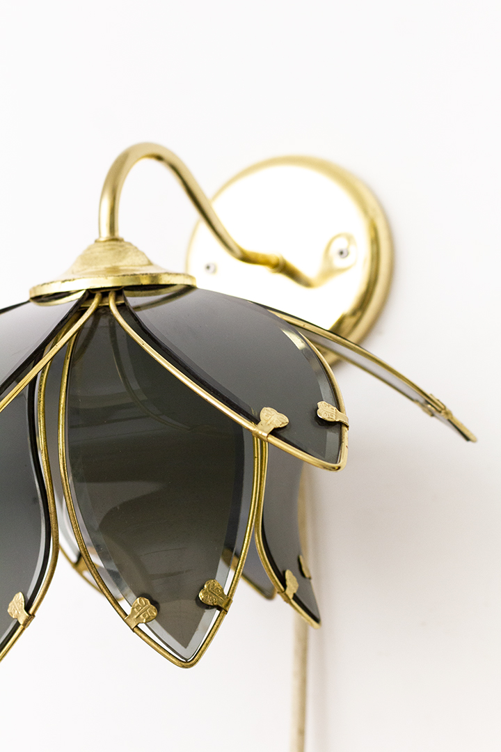 Vintage lotus wandlamp van messing met grijs glas Hollywood-Regency