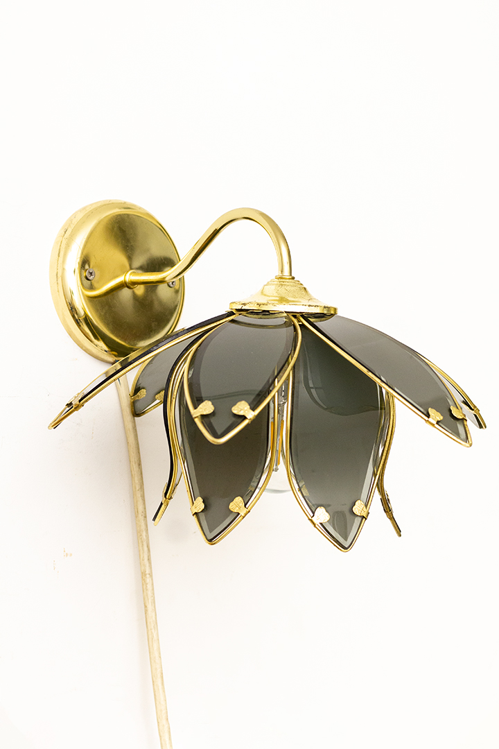 Vintage lotus wandlamp van messing met grijs glas Hollywood-Regency