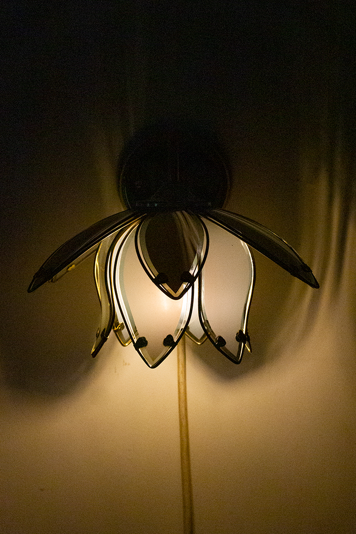 Vintage lotus wandlamp van messing met grijs glas Hollywood-Regency