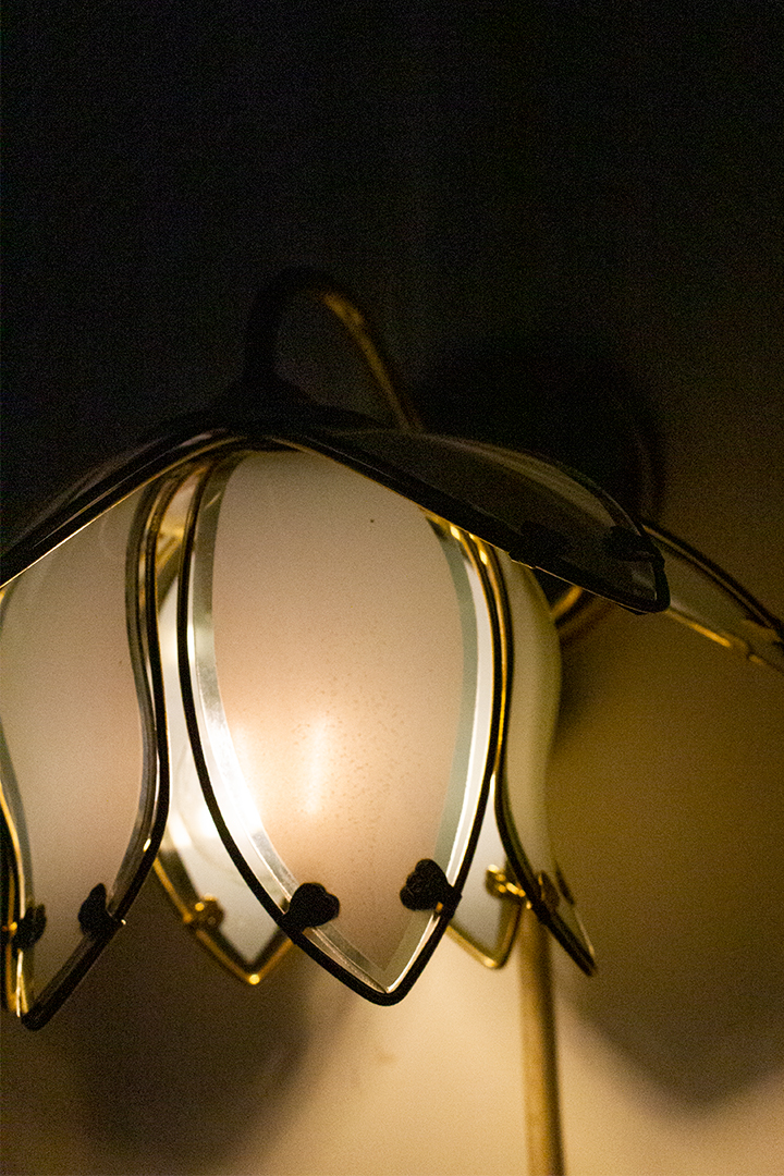 Vintage lotus wandlamp van messing met grijs glas Hollywood-Regency