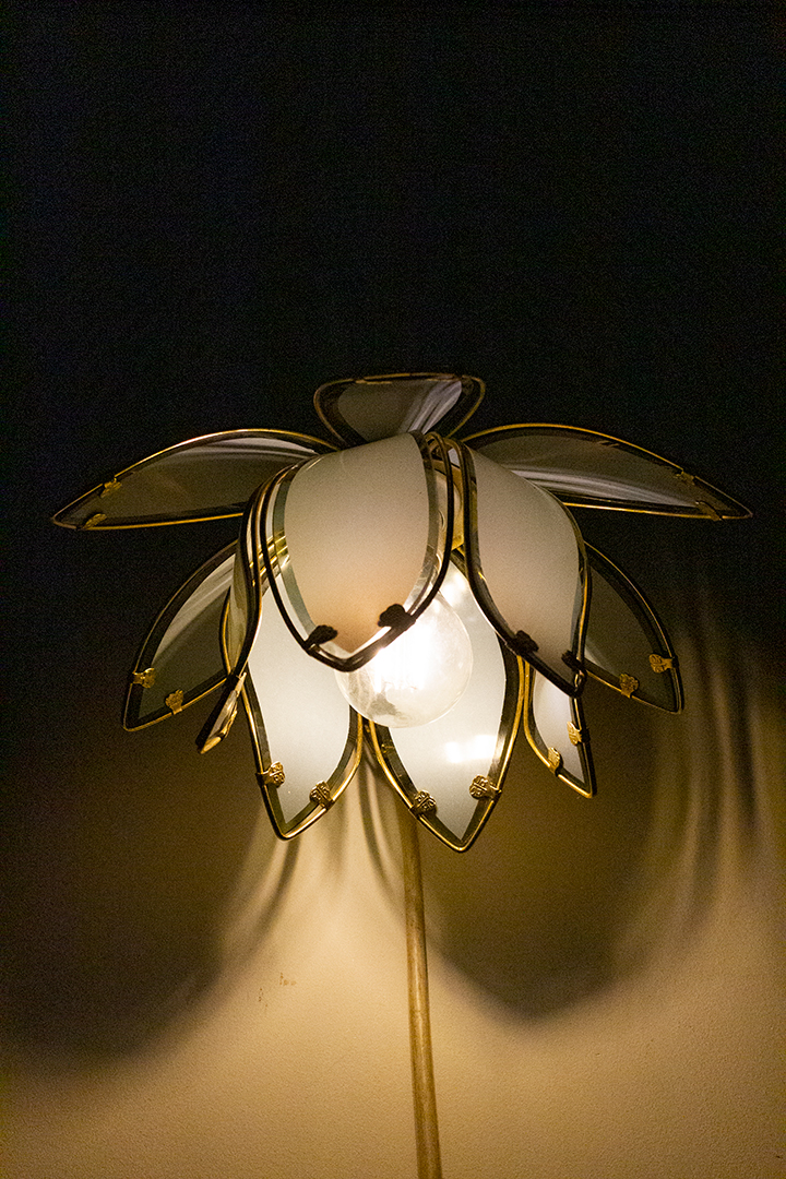 Vintage lotus wandlamp van messing met grijs glas Hollywood-Regency