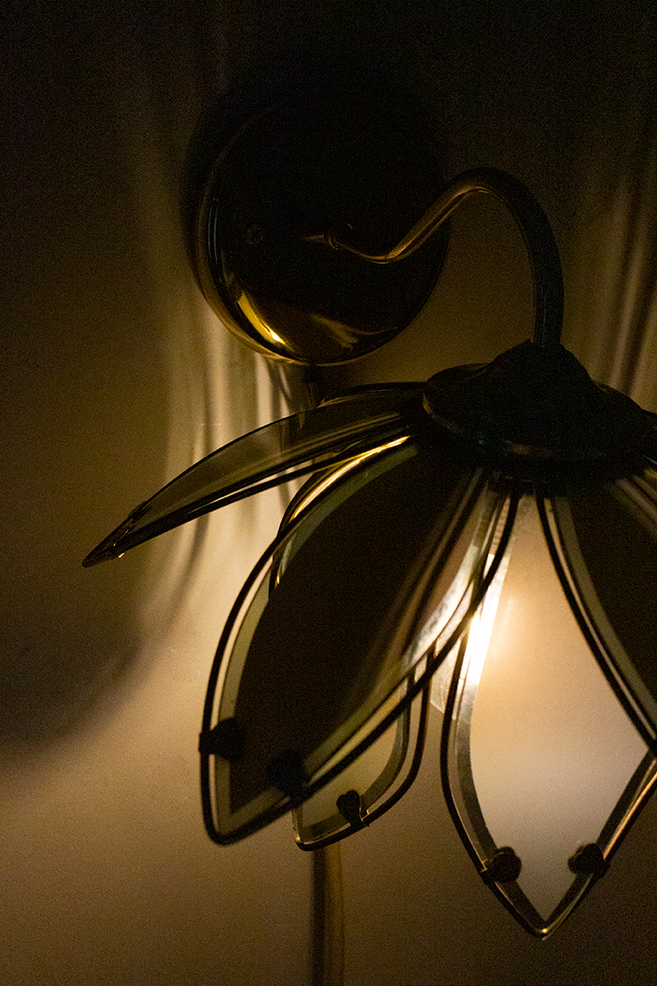 Vintage lotus wandlamp van messing met grijs glas Hollywood-Regency