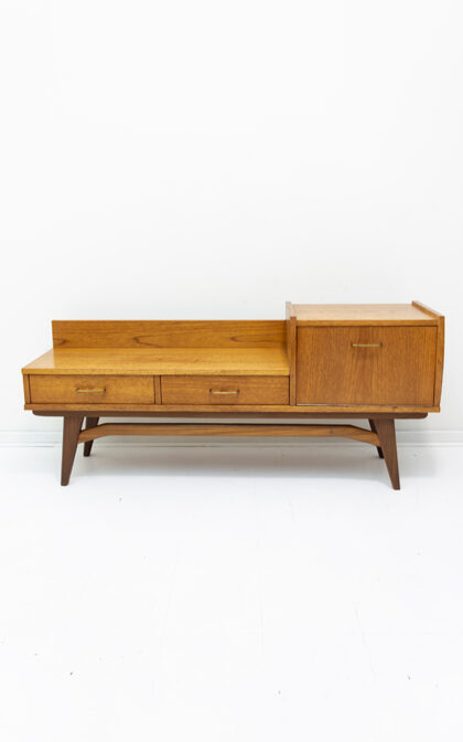 Vintage lowboard kast jaren 60 met elegante pootjes