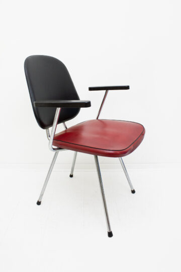 Vintage metalen stoel met zwart rode skai leren bekleding 