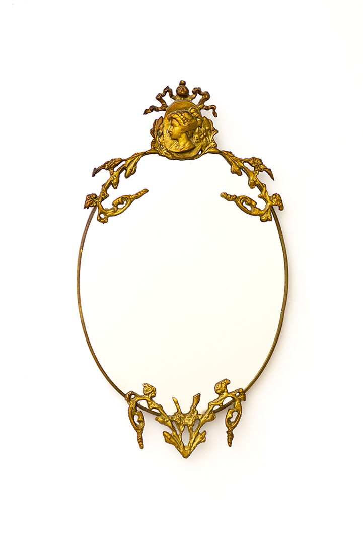 Vintage ovale messing spiegel met barok details en vrouwenhoofd