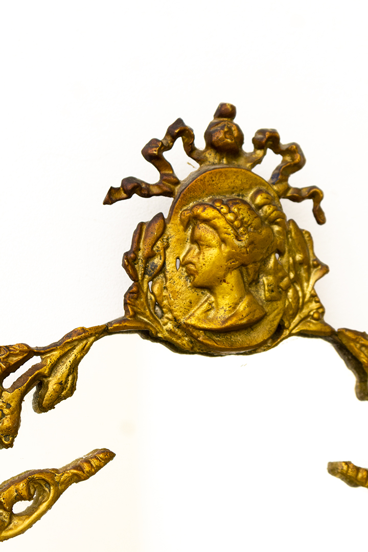 Vintage ovale messing spiegel met barok details en vrouwenhoofd