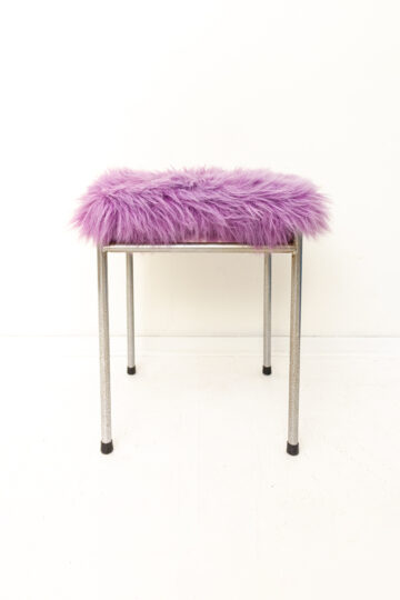 Vintage paarse furry kruk met verchroomde pootjes