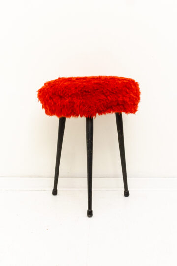 Vintage rode furry kruk met elegante zwarte pootjes