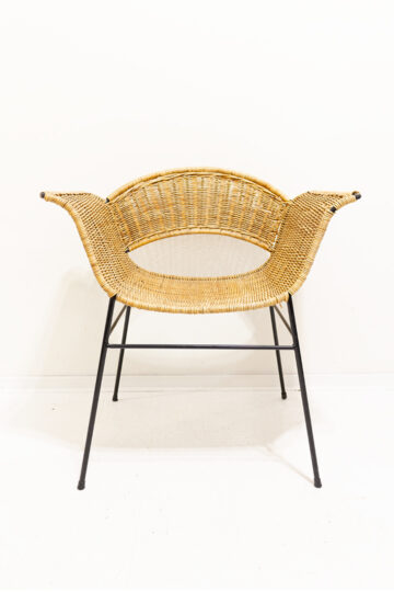 Vintage rotan stoel met zwart gelakte metalen poten