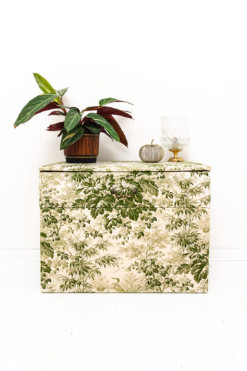 Vintage stoffen nachtkastje met een botanische print in wit en groen