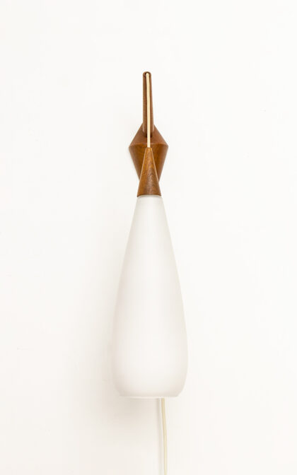 Vintage teakhouten wandlamp Deens design met druppelvormige lampenkap