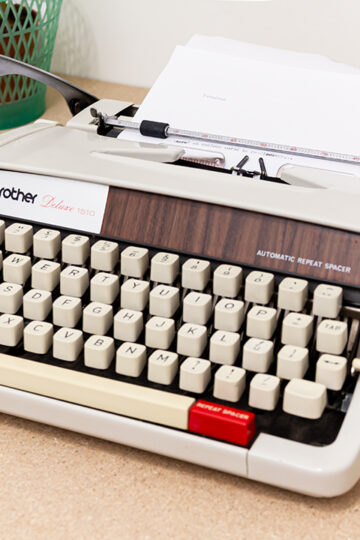 Vintage typemachine Brother Deluxe 1510 met hout-look afwerking