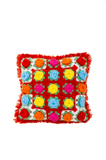 Vintage rood vierkant kussen met gehaakte roosjes