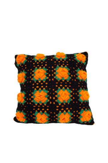 Vintage vierkant kussen met gehaakte roosjes in oranje