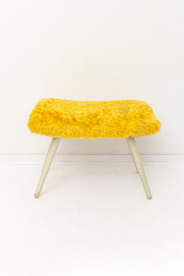 Vintage voetenbankje met gele furry stof en houten pootjes